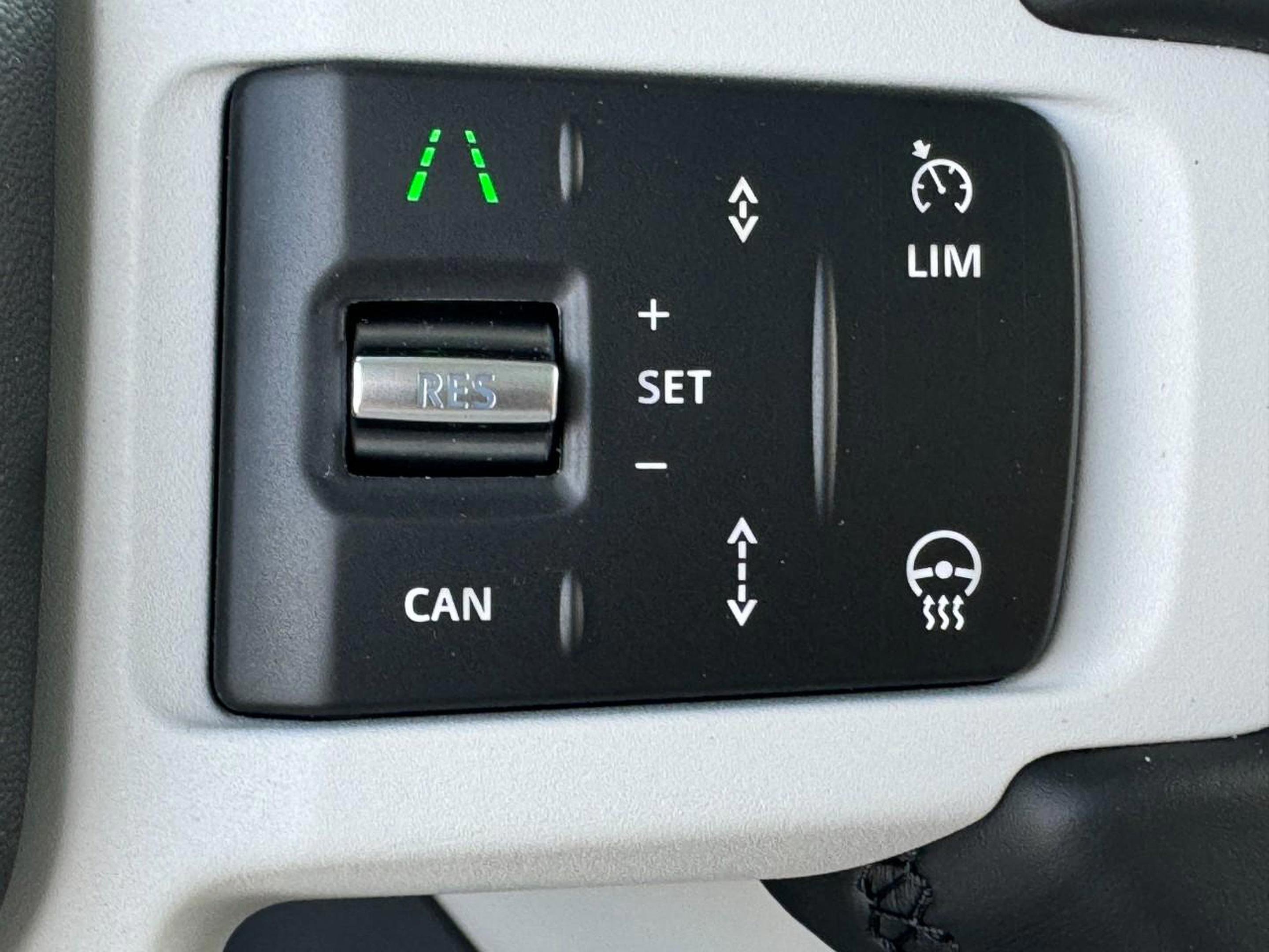 Certified 2025 Land Rover Defender 130 X-Dynamic SE image 33