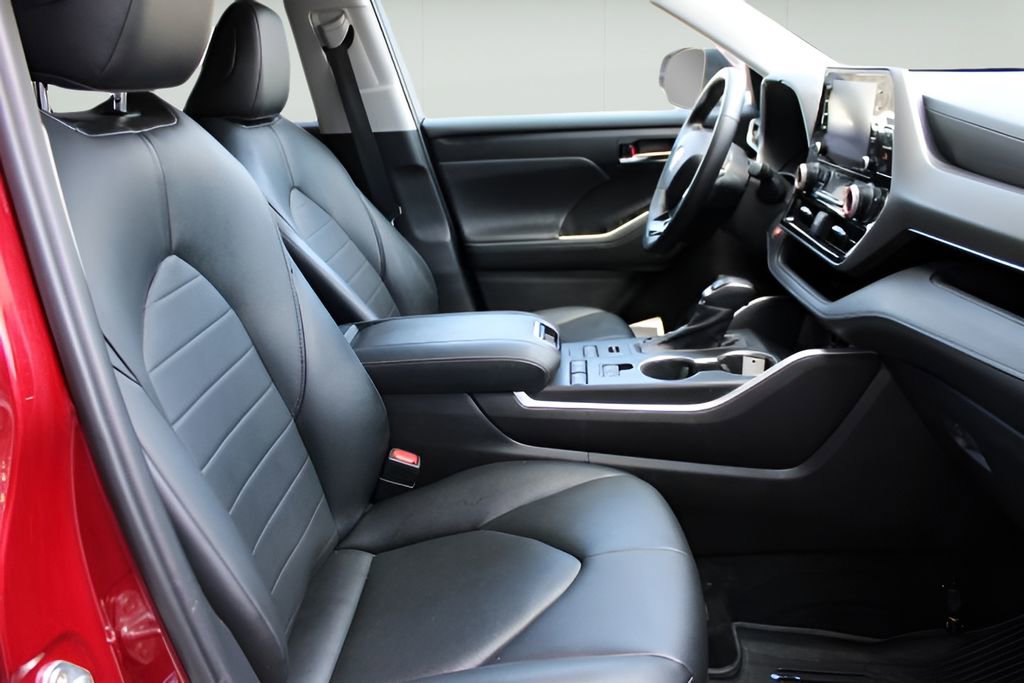 Used 2021 Toyota Highlander XLE AWD/4WD image 25