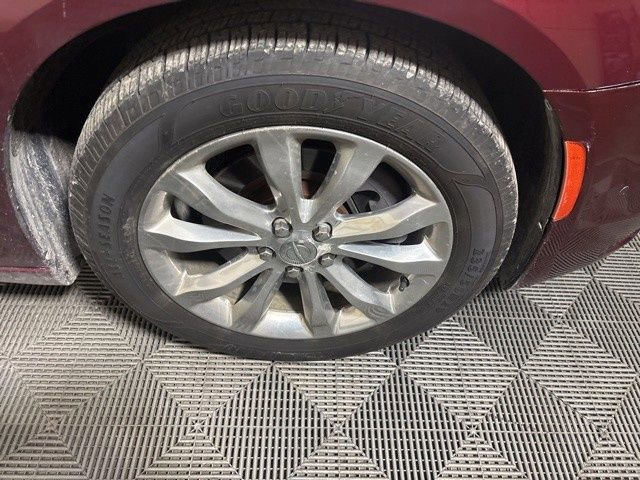 Used 2018 Chrysler 300 Limited w/ Safetytec Plus Group image 46