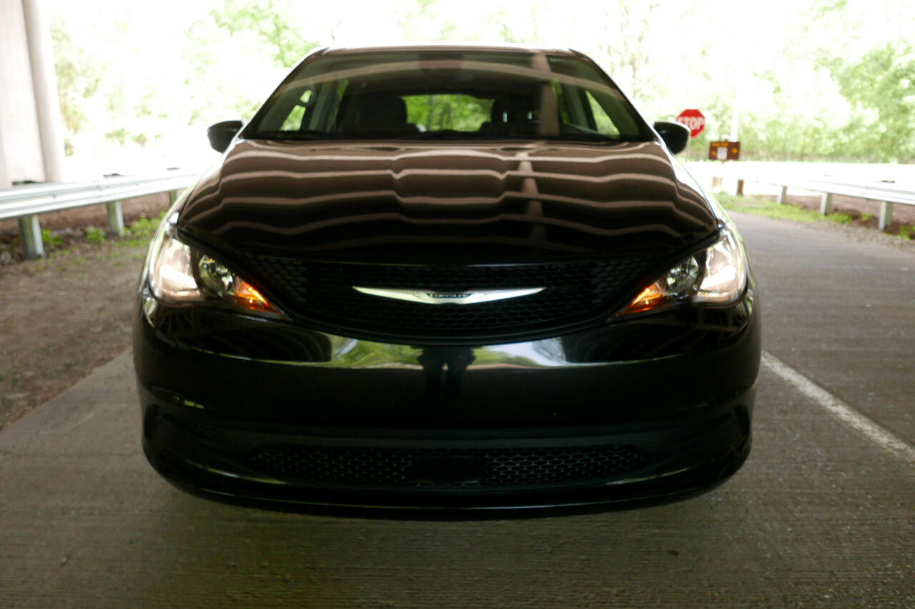 Used 2022 Chrysler Voyager LX image 25