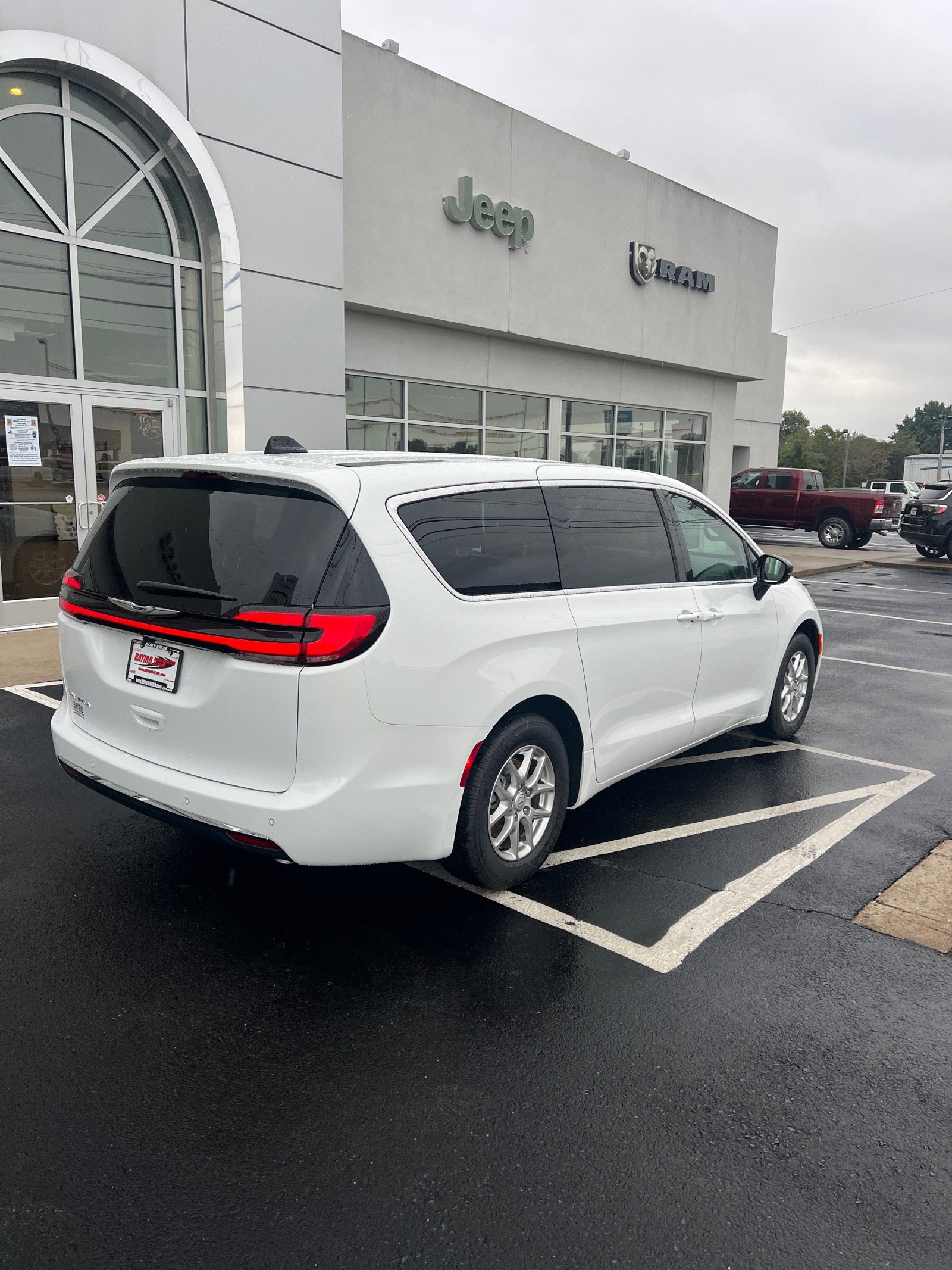 New 2026 Chrysler Pacifica Select image 5