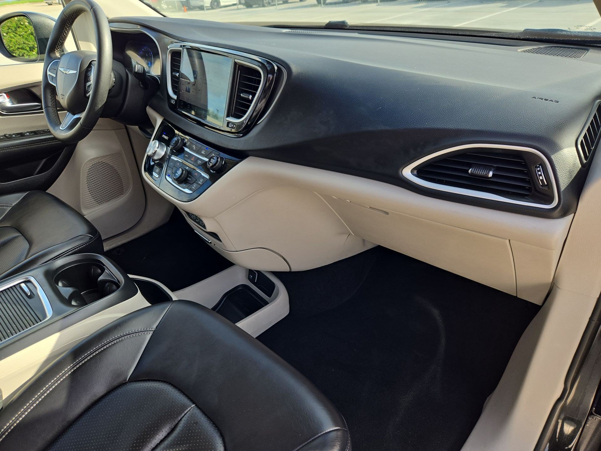 Used 2023 Chrysler Pacifica Touring-L FWD image 32