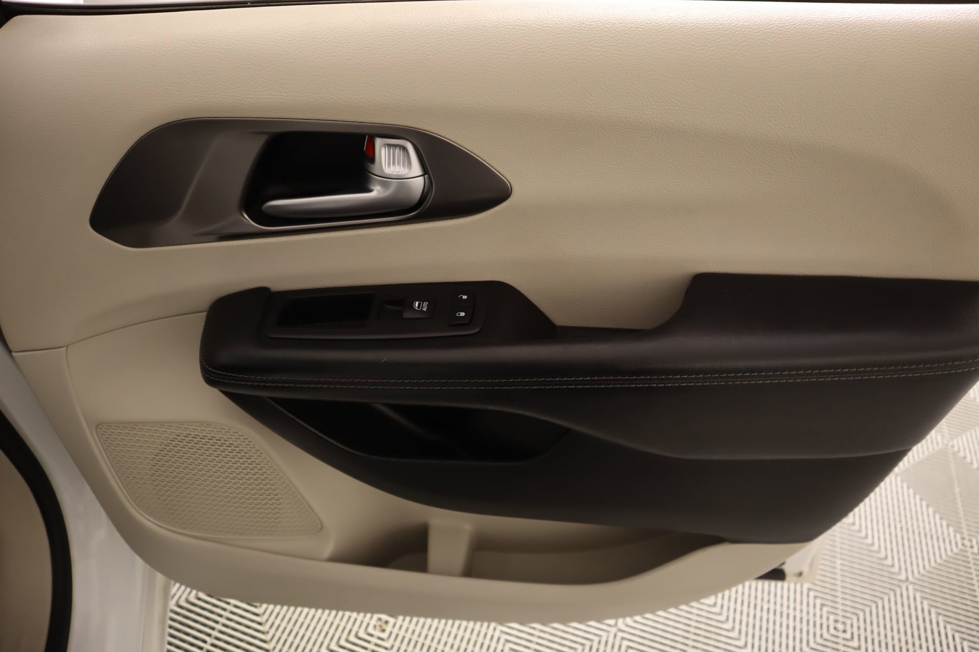 Used 2017 Chrysler Pacifica Limited w/ UConnect Theater Package image 20