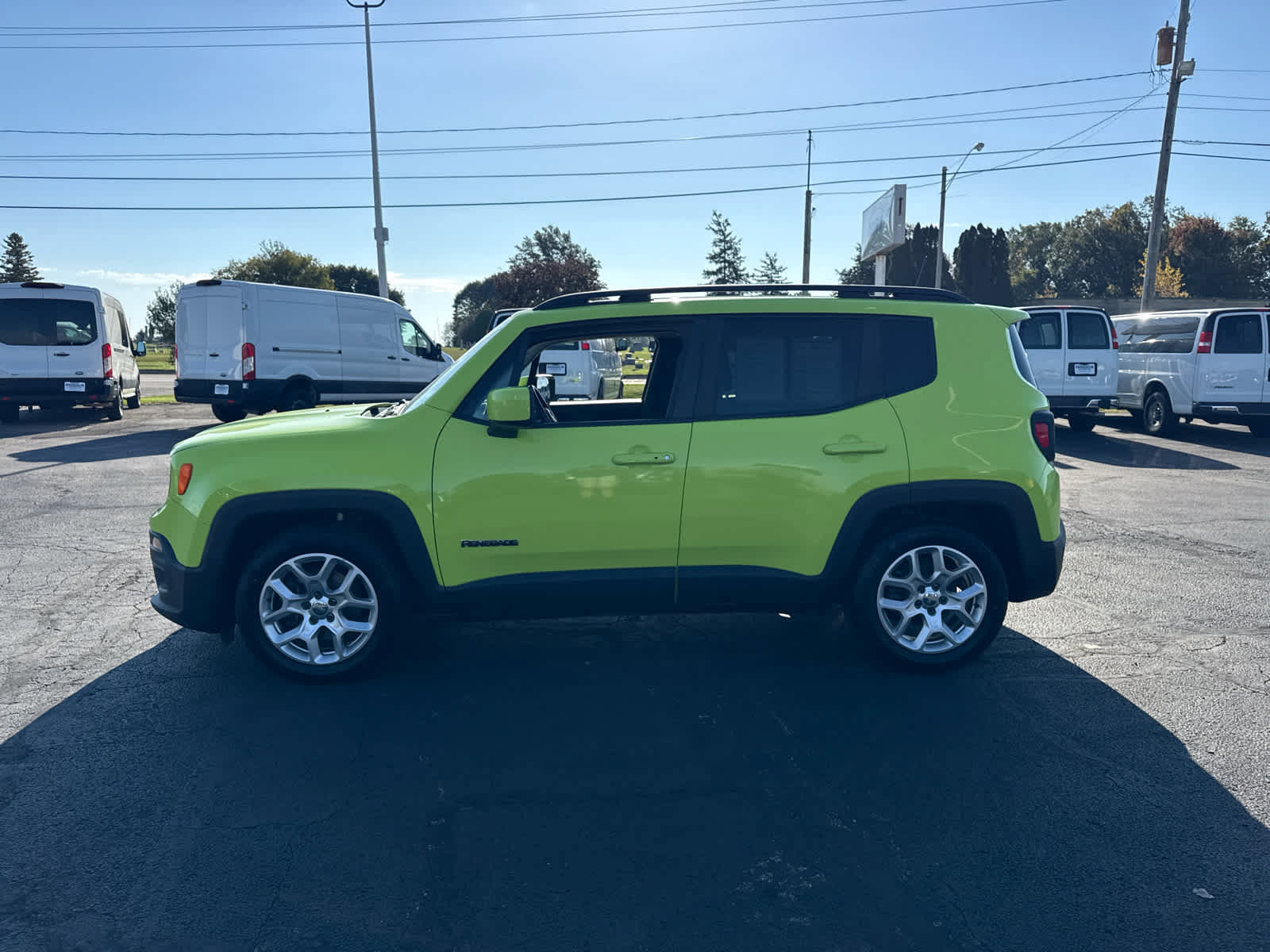 Used 2018 Jeep Renegade Latitude w/ Cold Weather Group FWD image 2