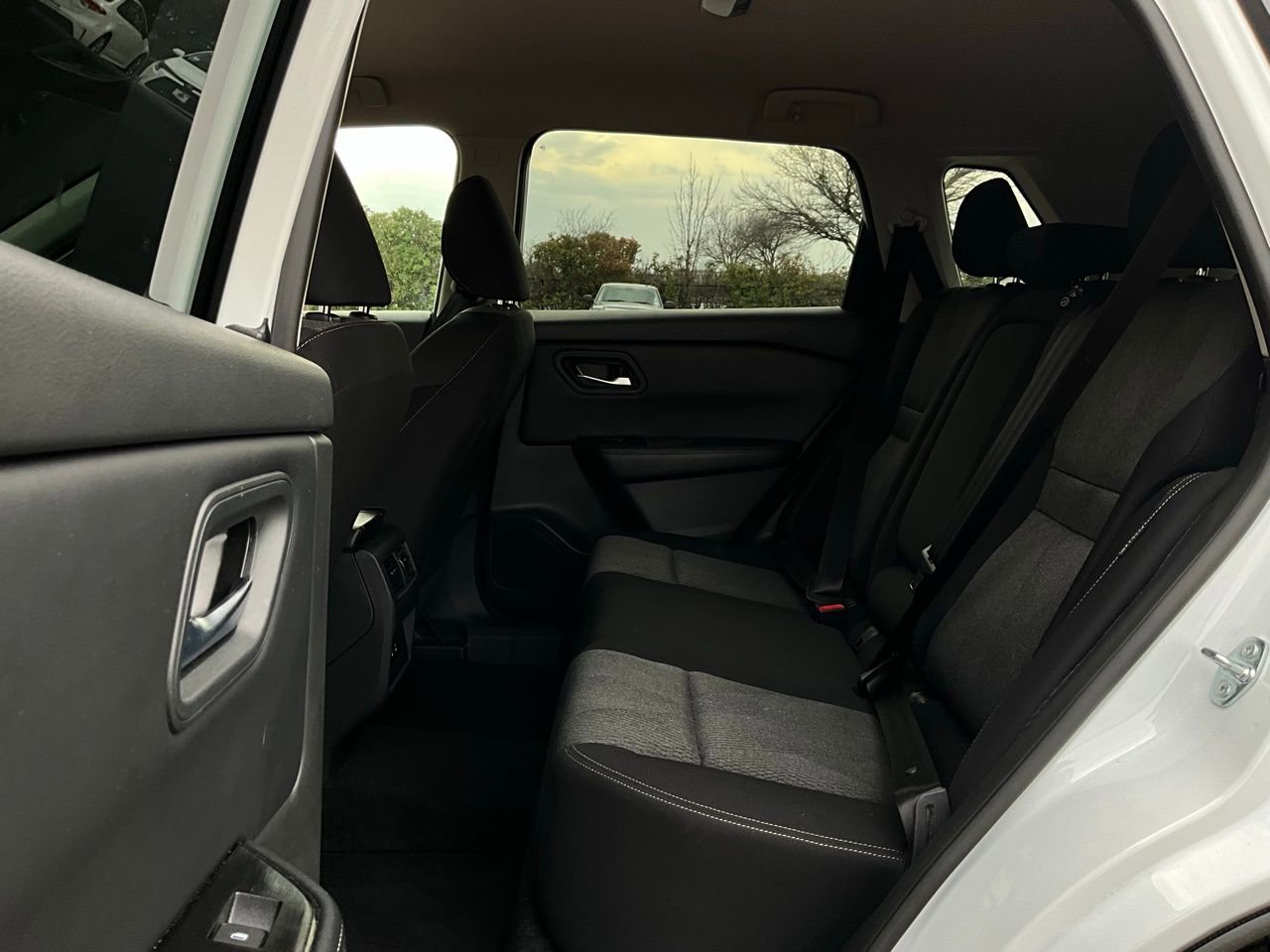 Used 2025 Nissan Rogue SV image 12