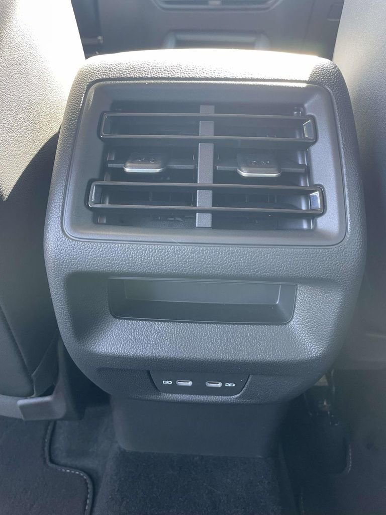 Certified 2025 Volkswagen Tiguan SE FWD image 11