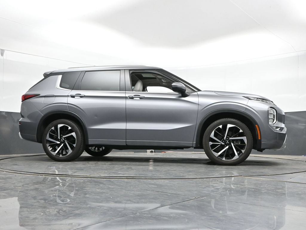 Used 2023 Mitsubishi Outlander SEL AWD/4WD image 42
