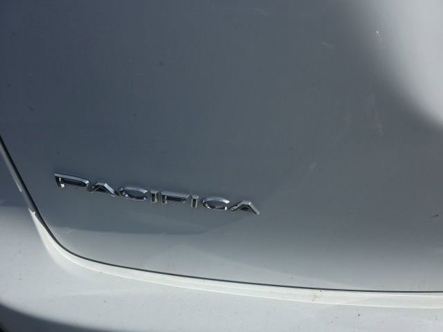 Used 2025 Chrysler Pacifica Select w/ Uconnect Theater Family Group image 32