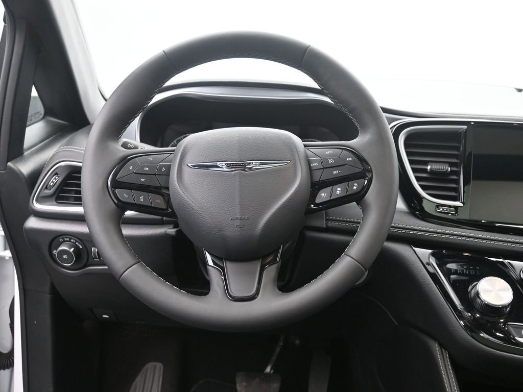 Used 2025 Chrysler Pacifica Limited image 27