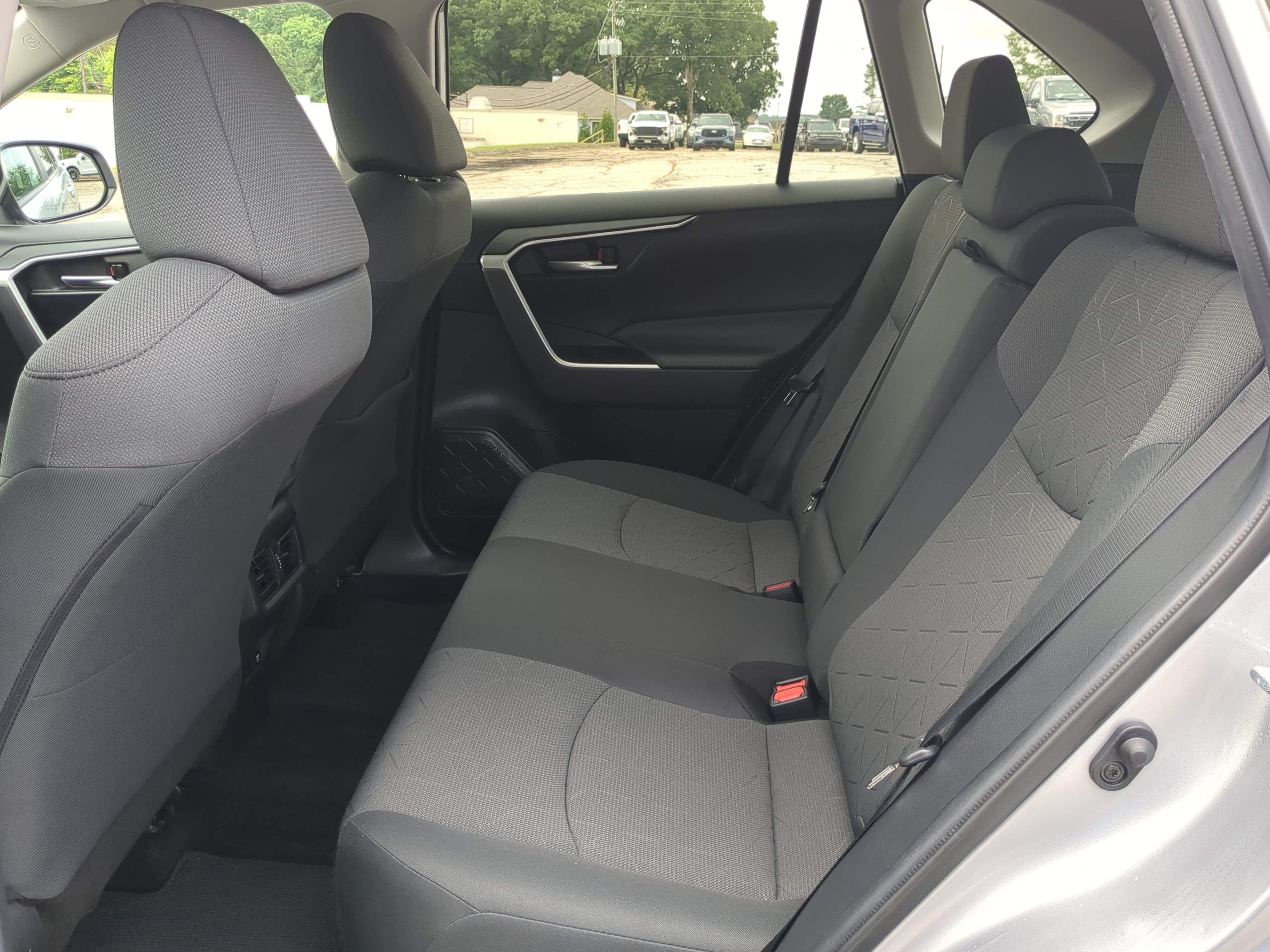 Used 2021 Toyota RAV4 XLE w/ Convenience Package FWD image 12