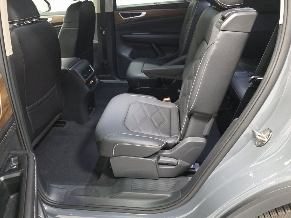 Used 2025 Volkswagen Atlas SE w/ Black Wheel Package image 11
