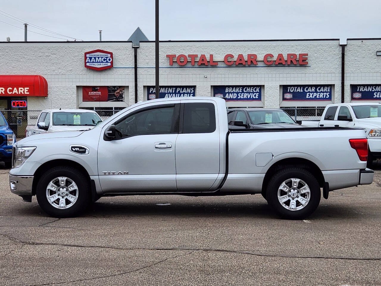Used 2017 Nissan Titan SV AWD/4WD image 2