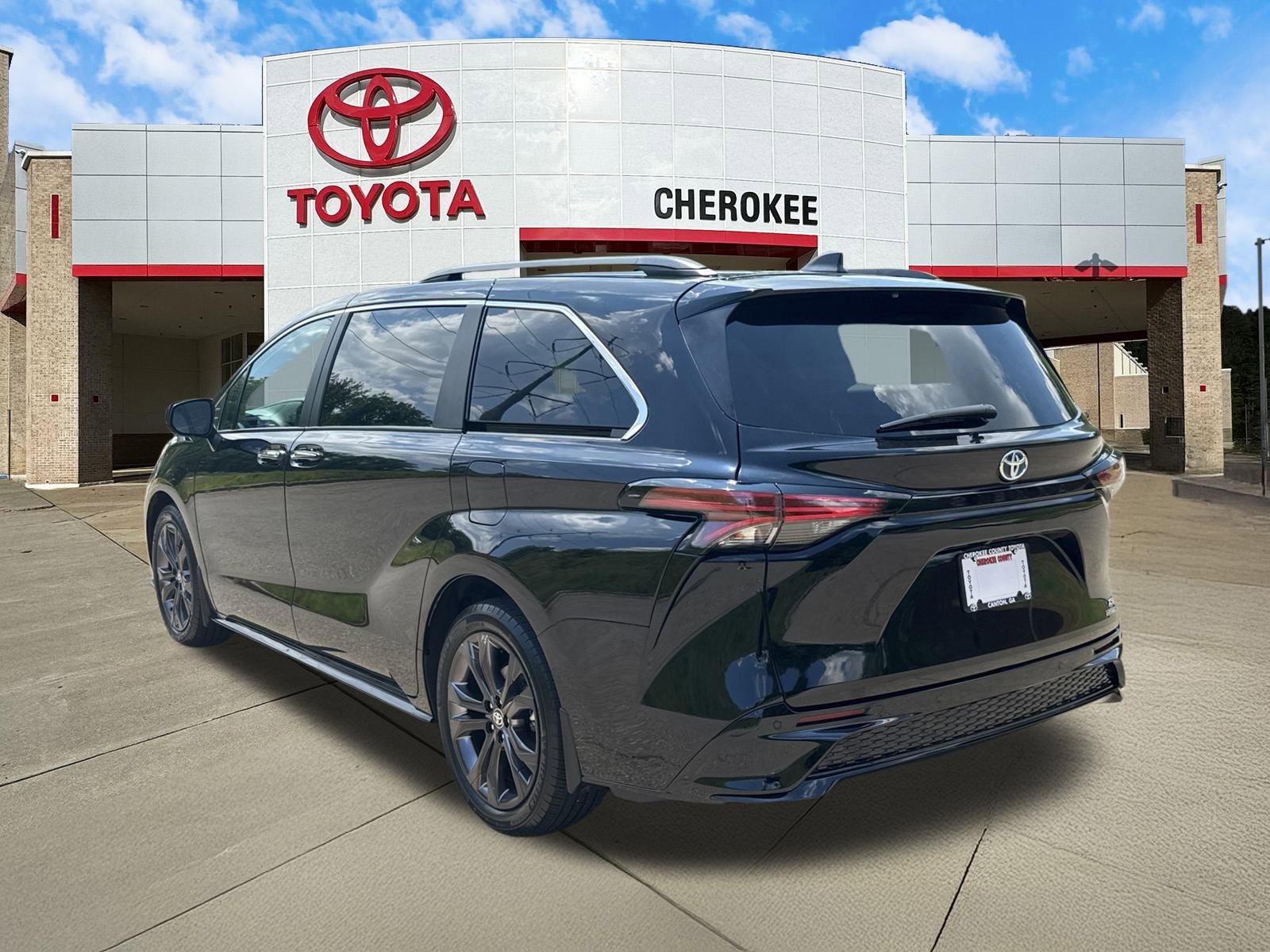 Used 2024 Toyota Sienna XSE w/ XSE Plus Package image 3