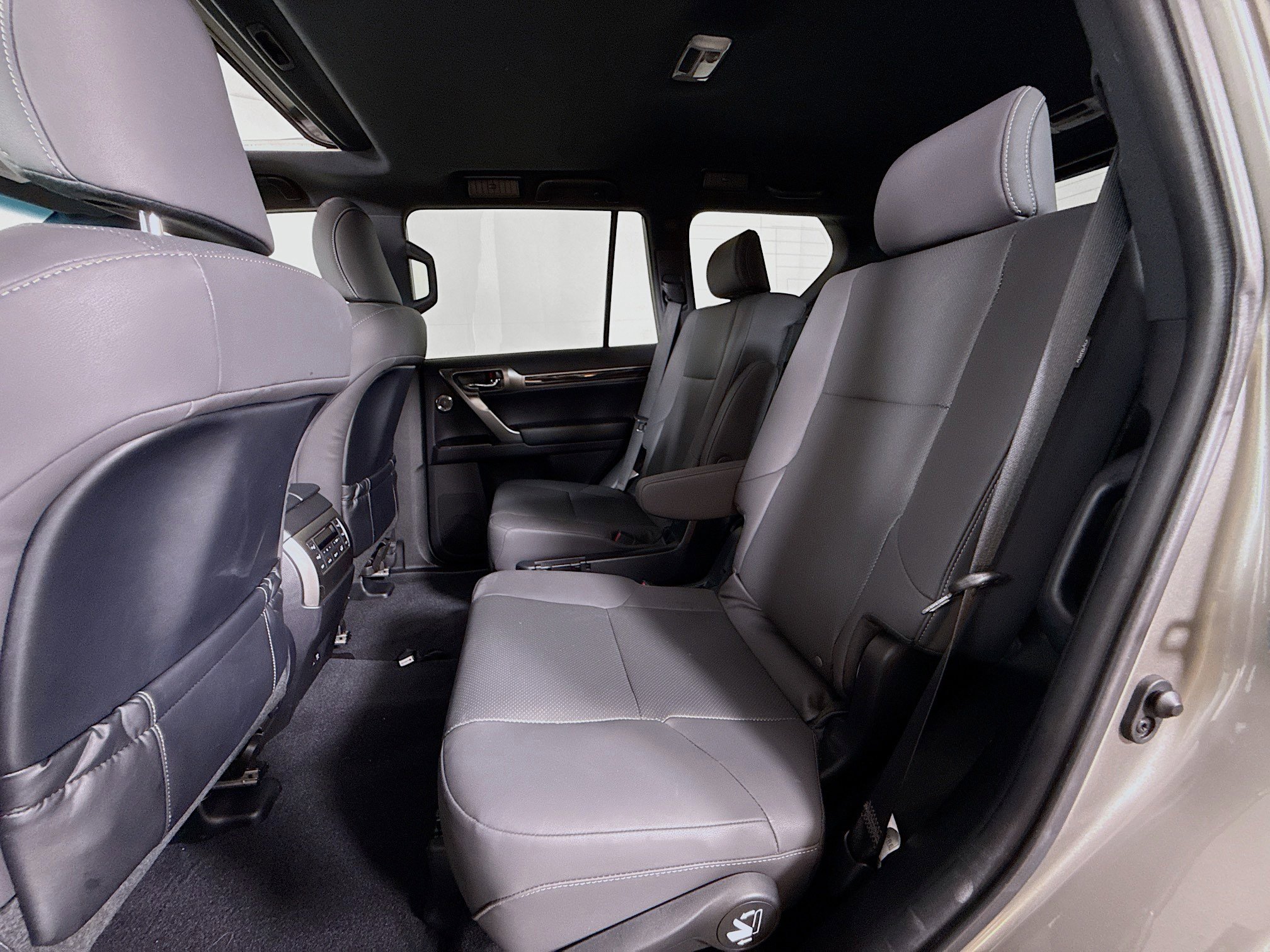 Used 2023 Lexus GX 460 Premium w/ Accessory Package AWD/4WD image 24