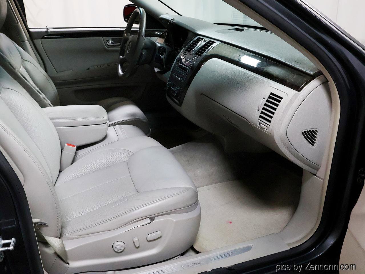 Used 2011 Cadillac DTS Luxury FWD image 33
