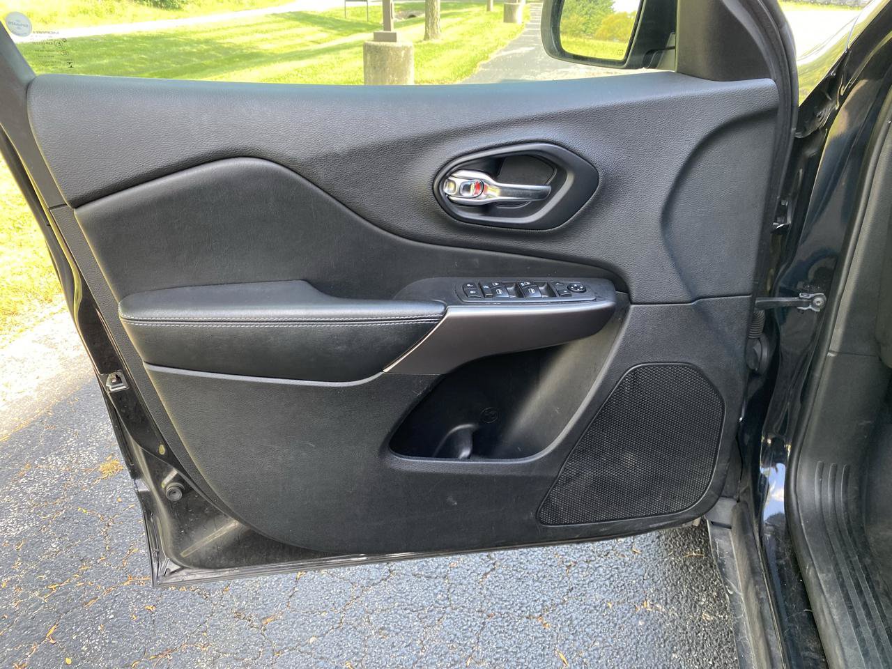 Used 2019 Jeep Cherokee Latitude w/ Popular Appearance Group AWD/4WD image 11