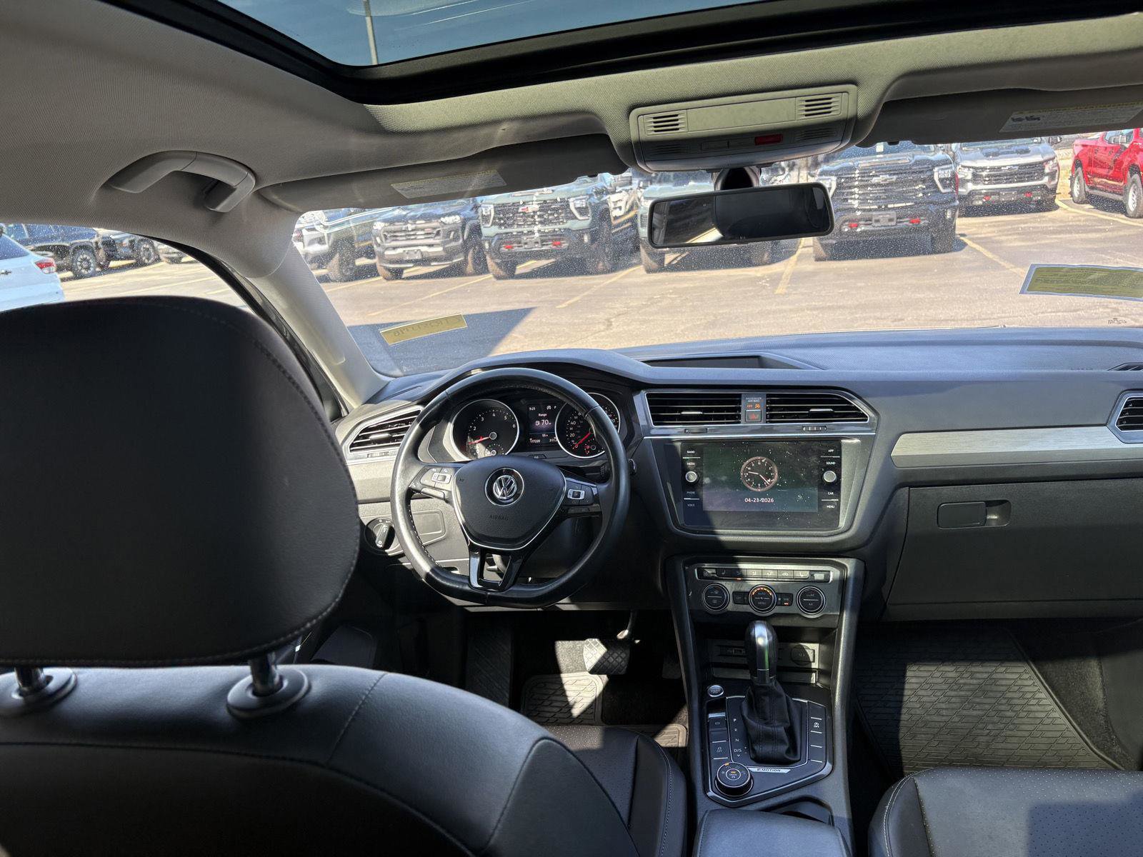 Used 2018 Volkswagen Tiguan SE w/ Panoramic Sunroof Package AWD/4WD image 9