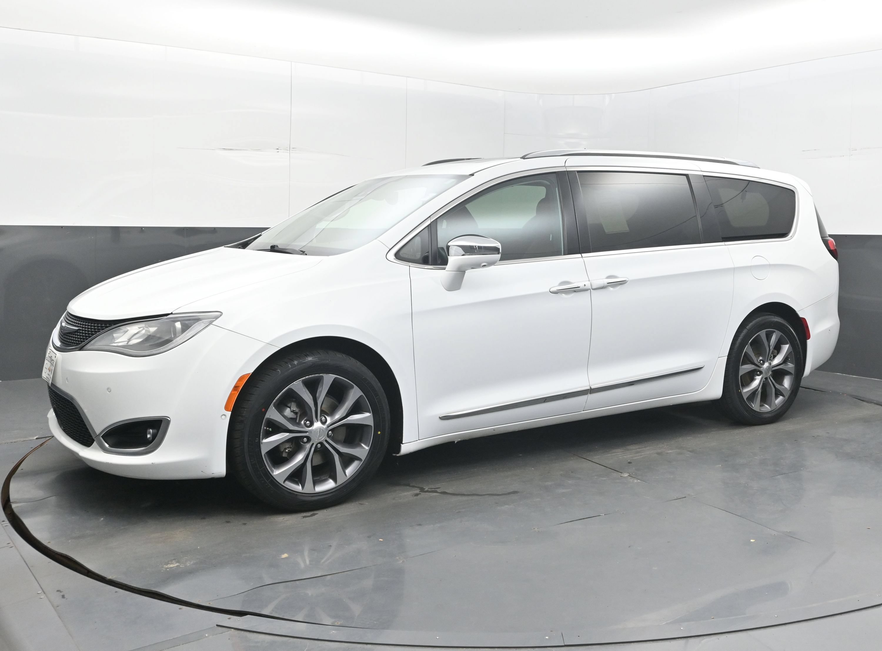 Used 2017 Chrysler Pacifica Limited FWD image 4