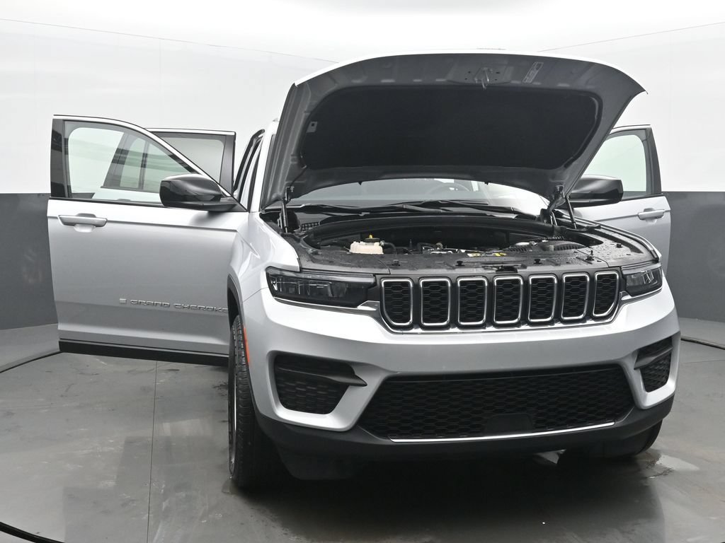 Used 2025 Jeep Grand Cherokee Laredo AWD/4WD image 59