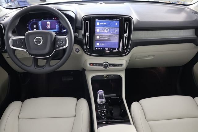 Used 2024 Volvo XC40 B5 Plus image 2