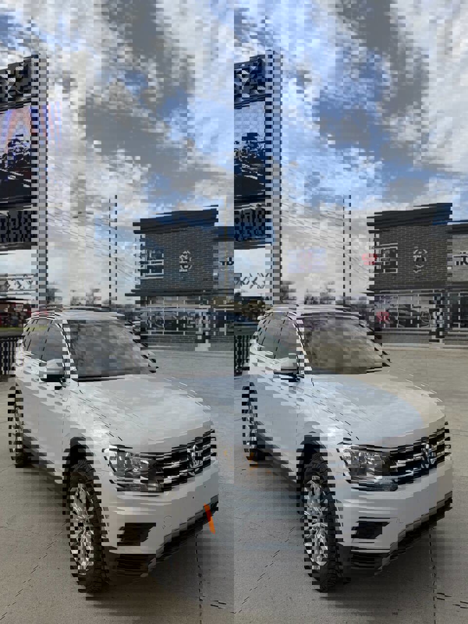 Used 2018 Volkswagen Tiguan SE w/ Panoramic Sunroof Package