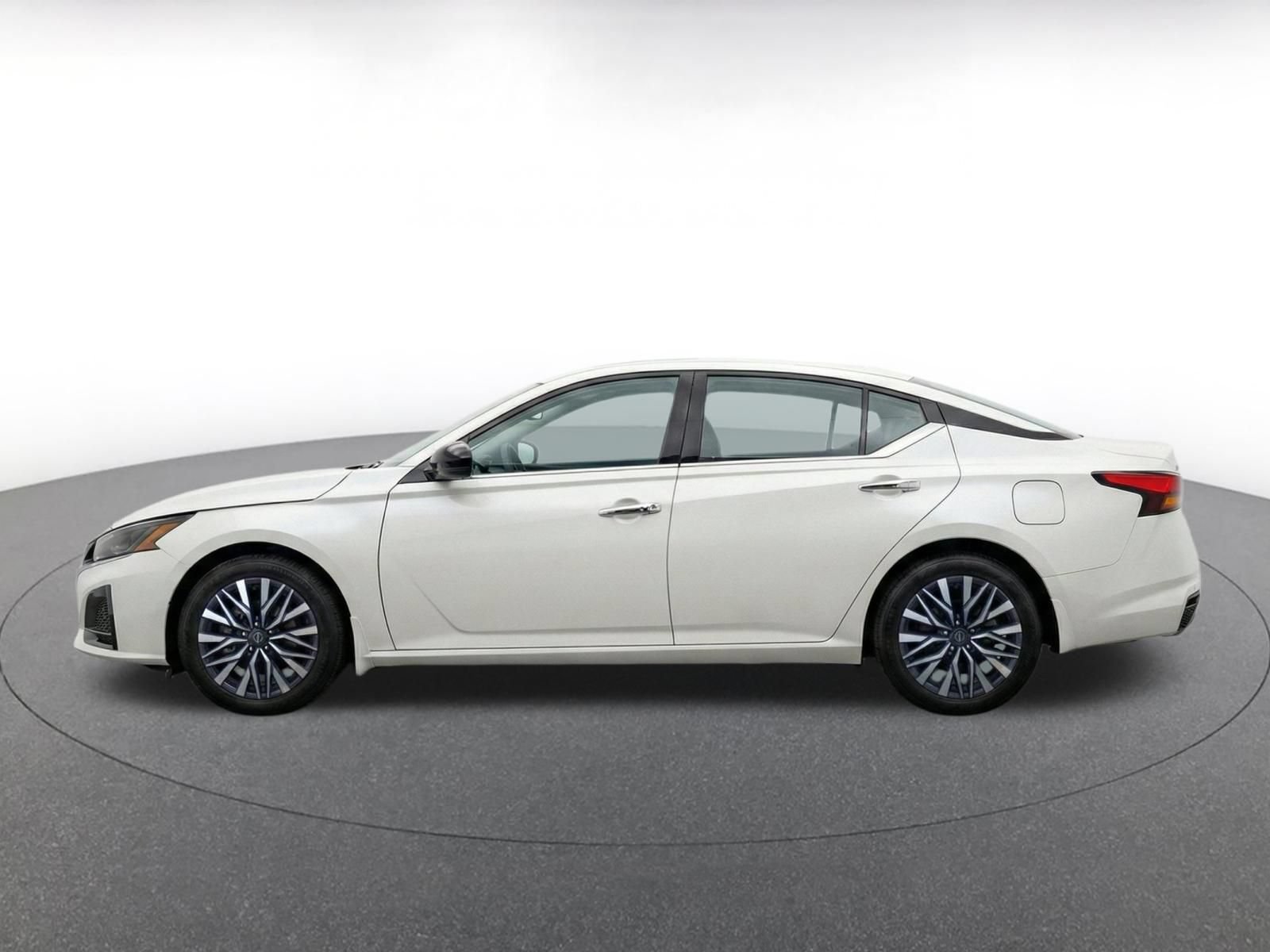 Used 2025 Nissan Altima 2.5 SV FWD image 5