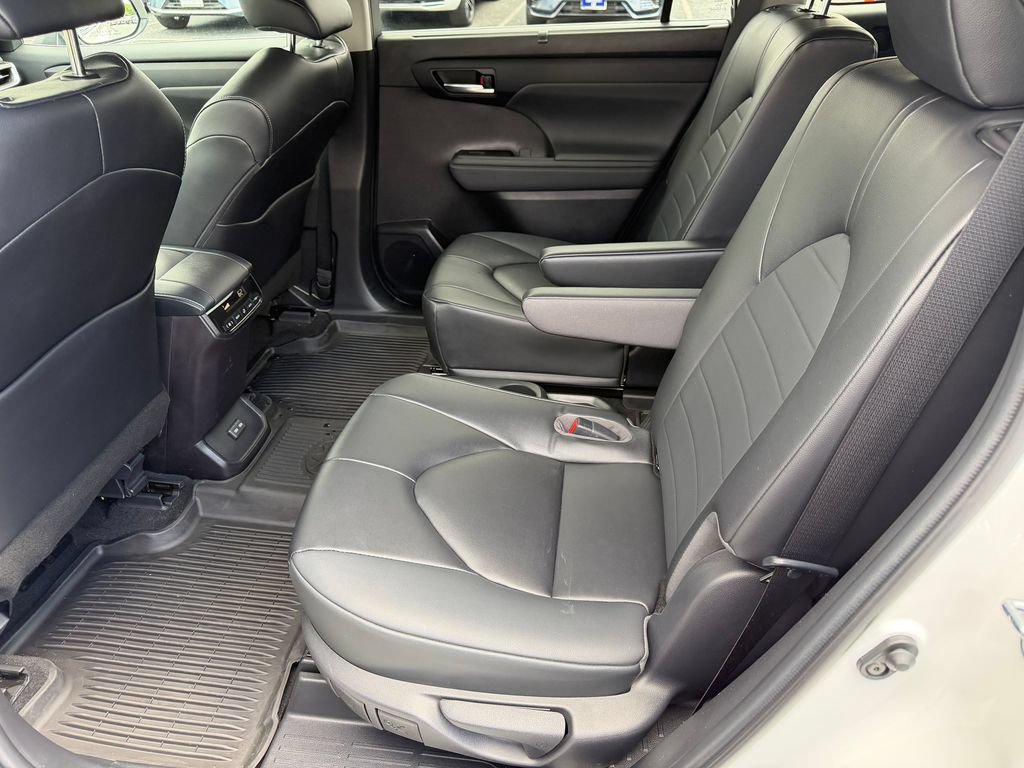 Used 2023 Toyota Highlander XLE FWD image 21