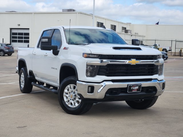 Used 2024 Chevrolet Silverado 2500 LT AWD/4WD image 2