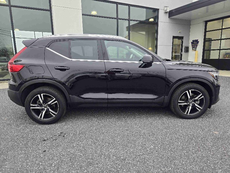 Used 2023 Volvo XC40 B5 Plus image 2