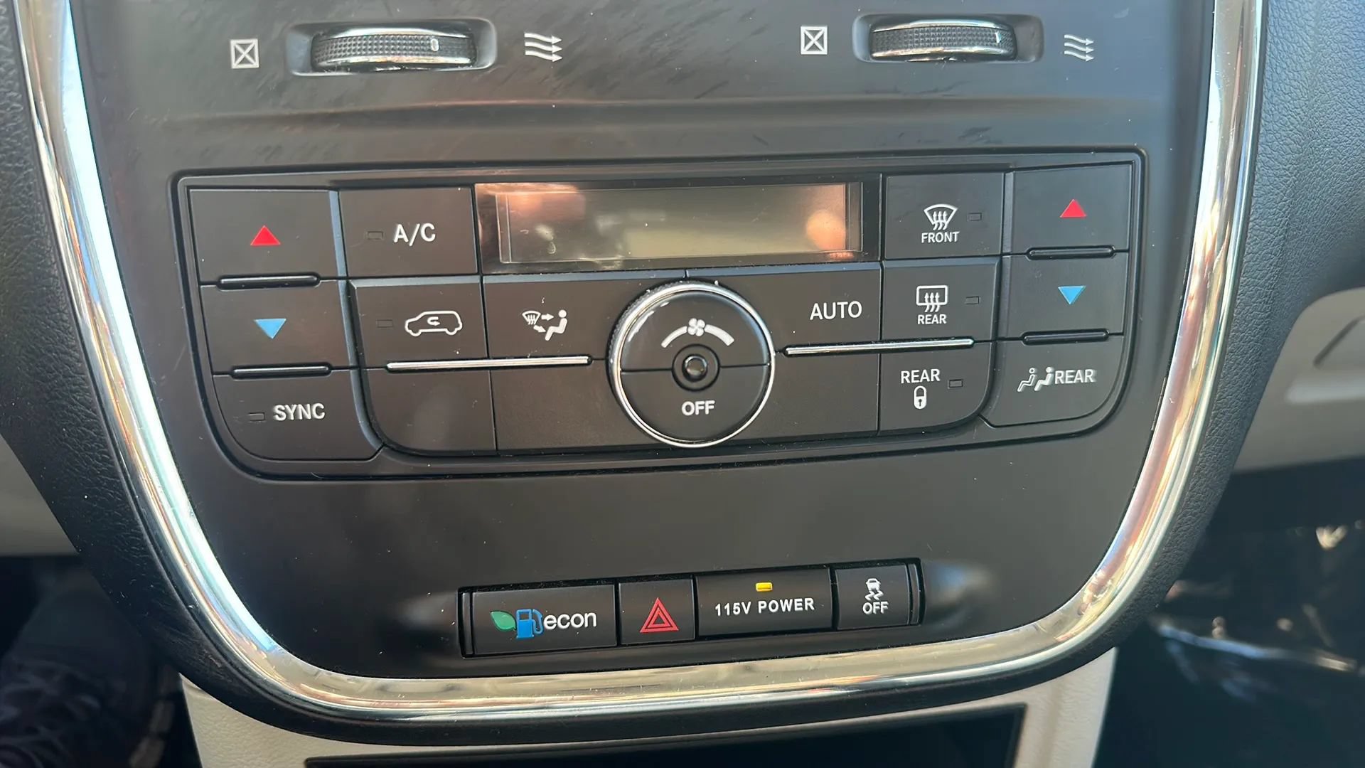 Used 2016 Chrysler Town & Country Touring FWD image 18