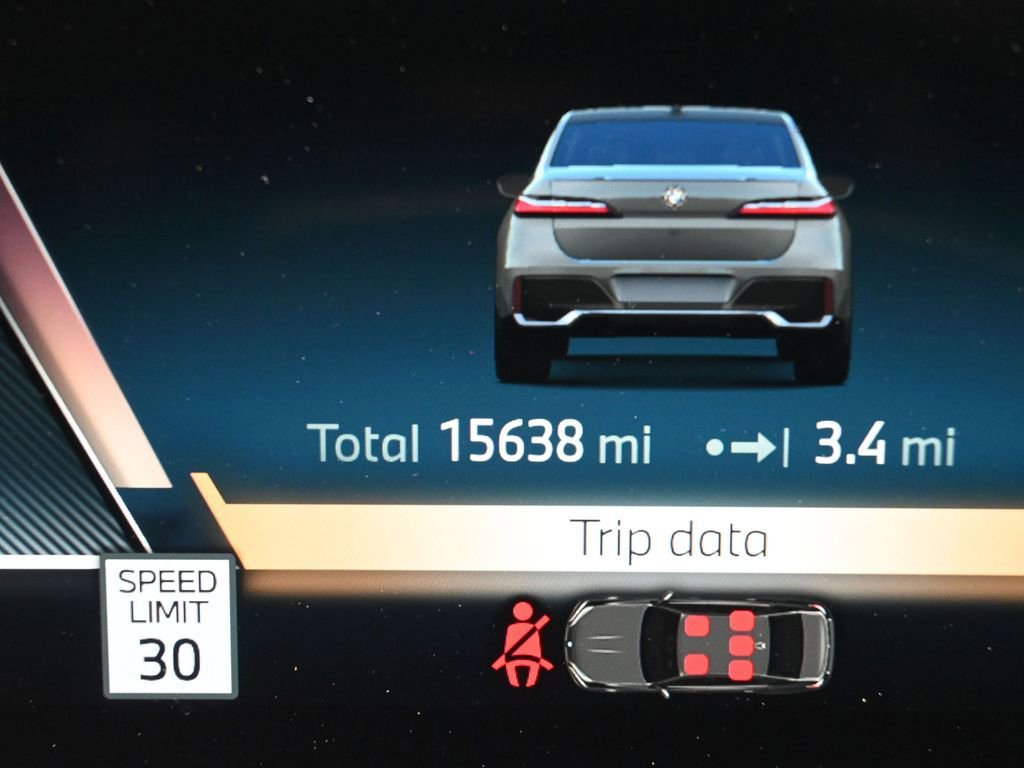 Used 2023 BMW 760i xDrive image 13