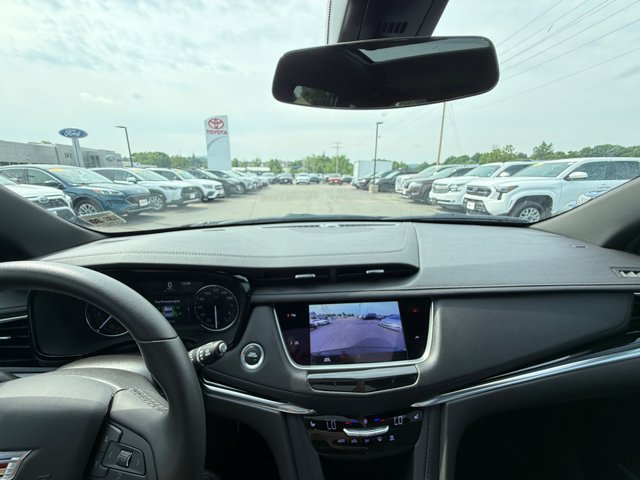 Used 2025 Cadillac XT6 Luxury FWD image 2