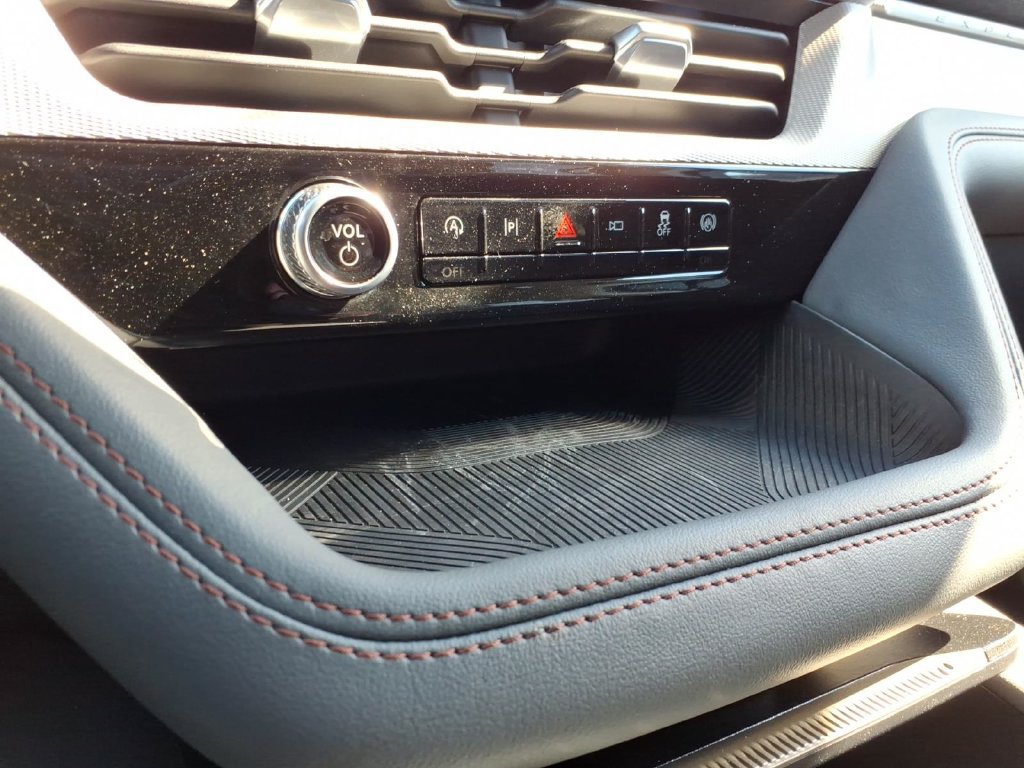 Used 2025 Ford Explorer Active AWD/4WD image 23