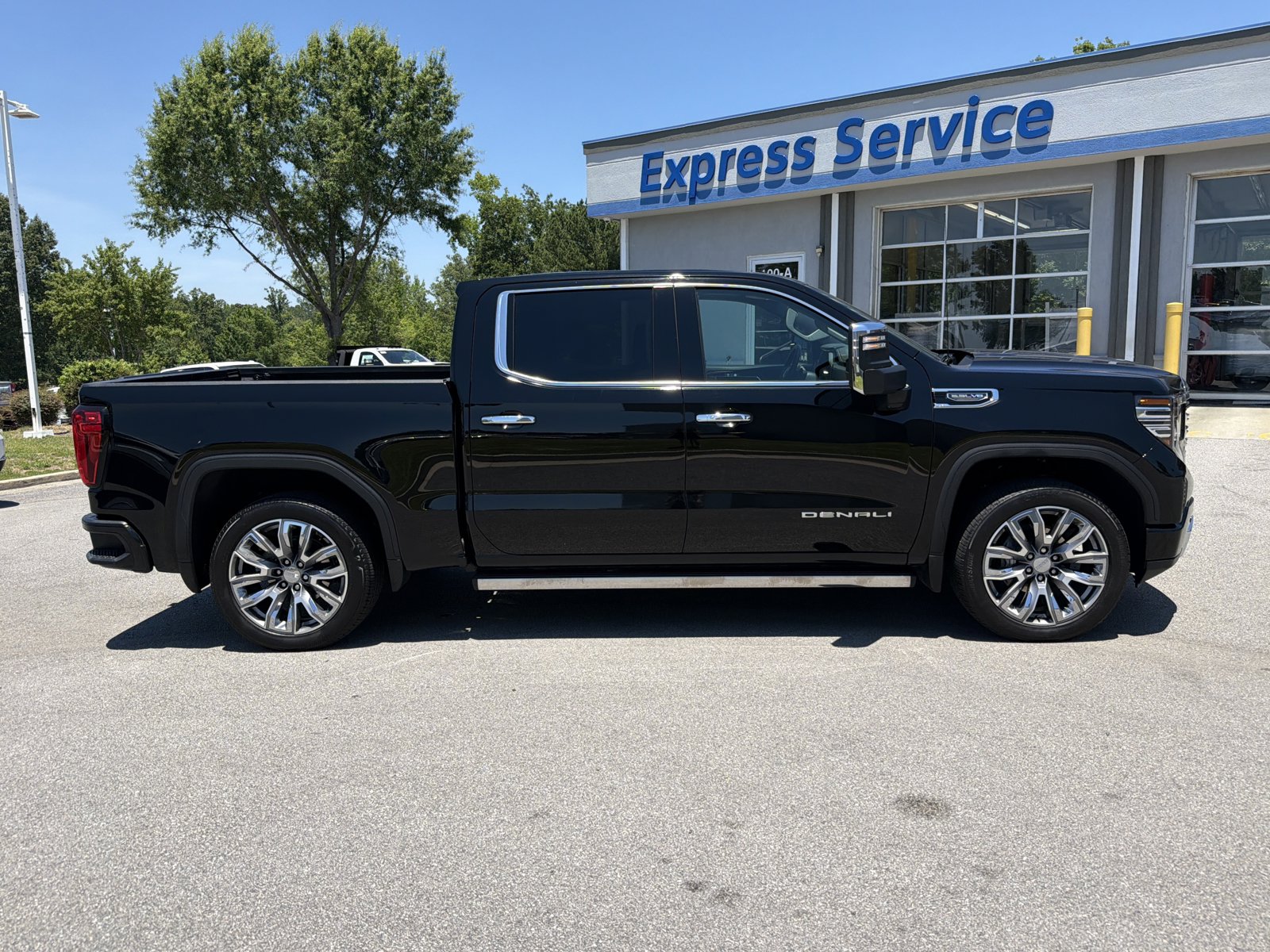 Used 2024 GMC Sierra 1500 Denali w/ Denali Reserve Package AWD/4WD image 13