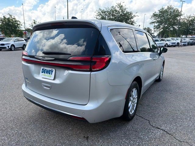 Used 2023 Chrysler Pacifica Touring-L FWD image 5