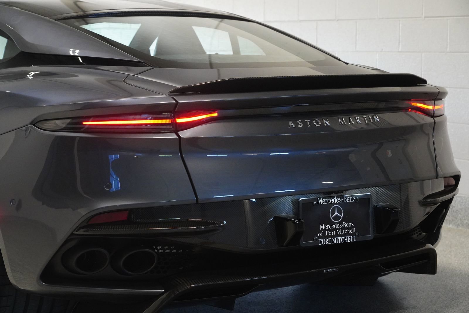 Used 2021 Aston Martin DBS Superleggera RWD image 10