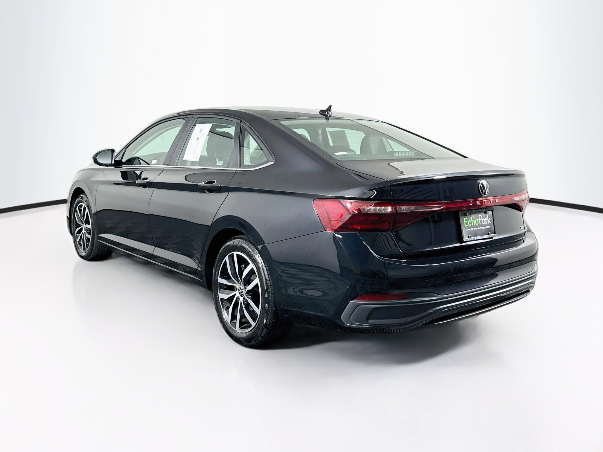 Used 2025 Volkswagen Jetta SE FWD image 5