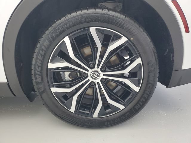 Used 2023 Toyota Crown AWD/4WD image 10
