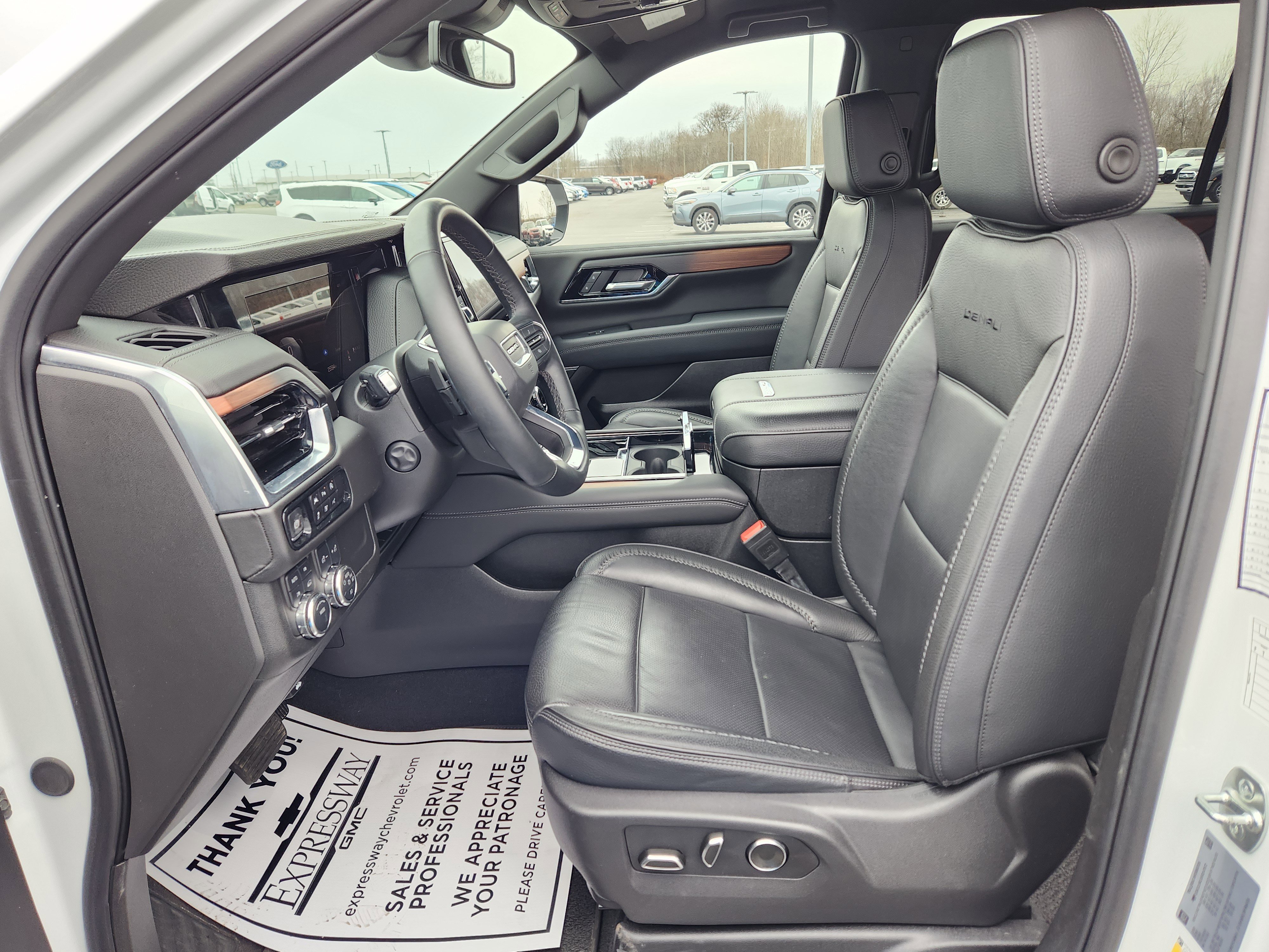 Used 2025 GMC Yukon XL Denali image 13