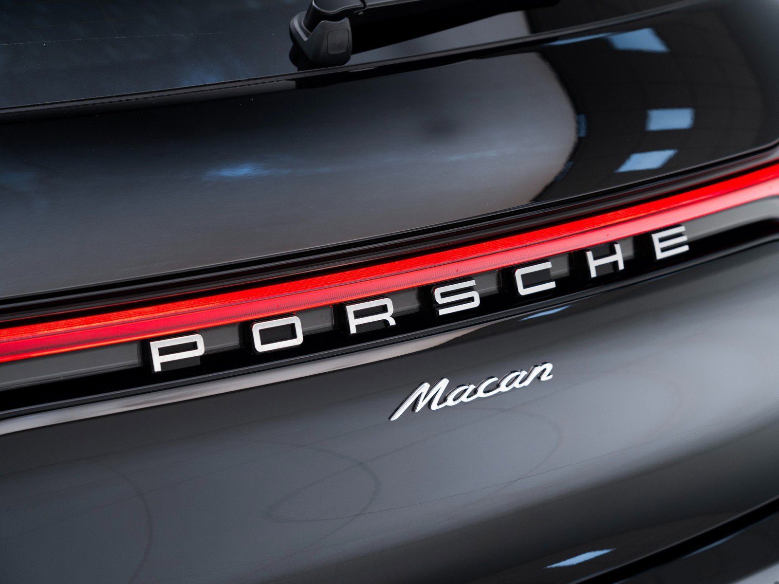 Certified 2025 Porsche Macan AWD/4WD image 13