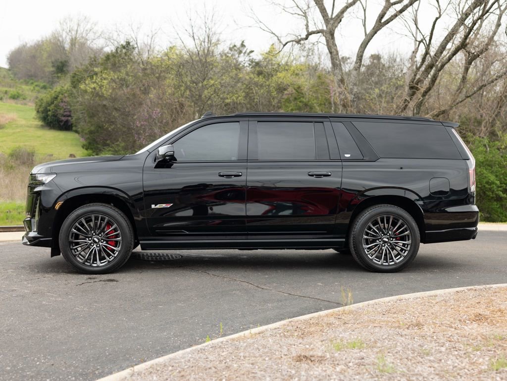 Used 2023 Cadillac Escalade ESV V image 3