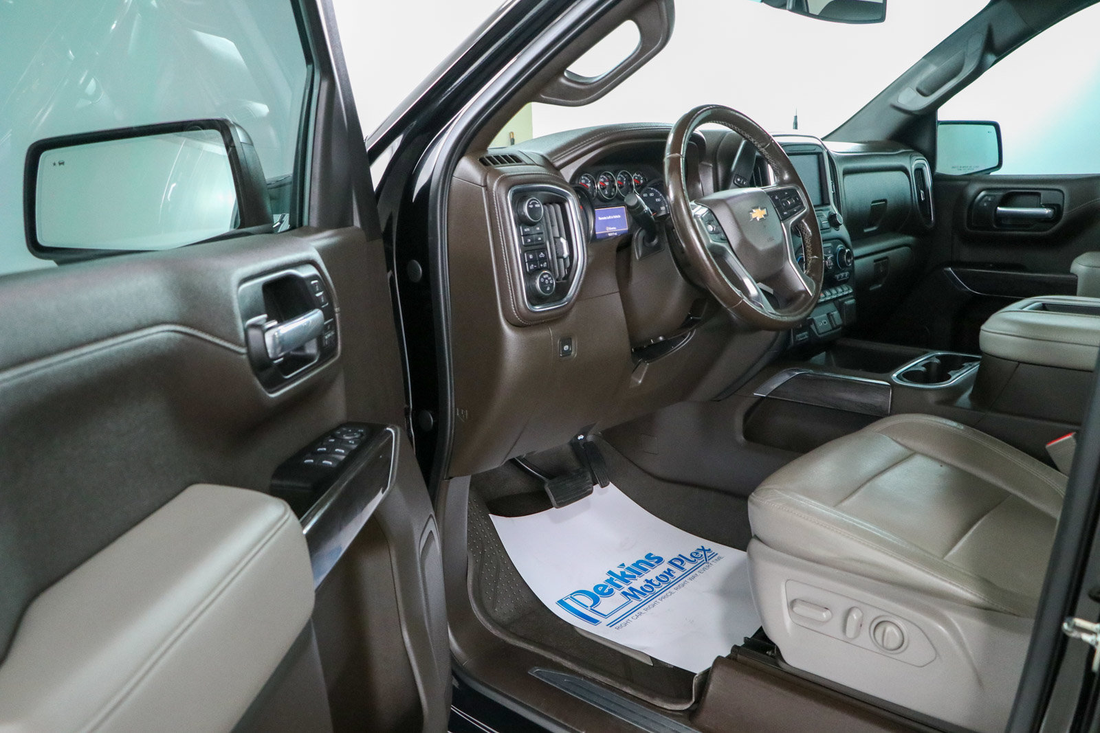 Used 2020 Chevrolet Silverado 1500 LTZ AWD/4WD image 3