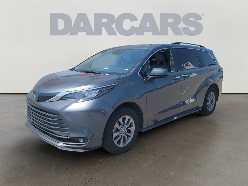 Used 2025 Toyota Sienna XLE FWD image 3