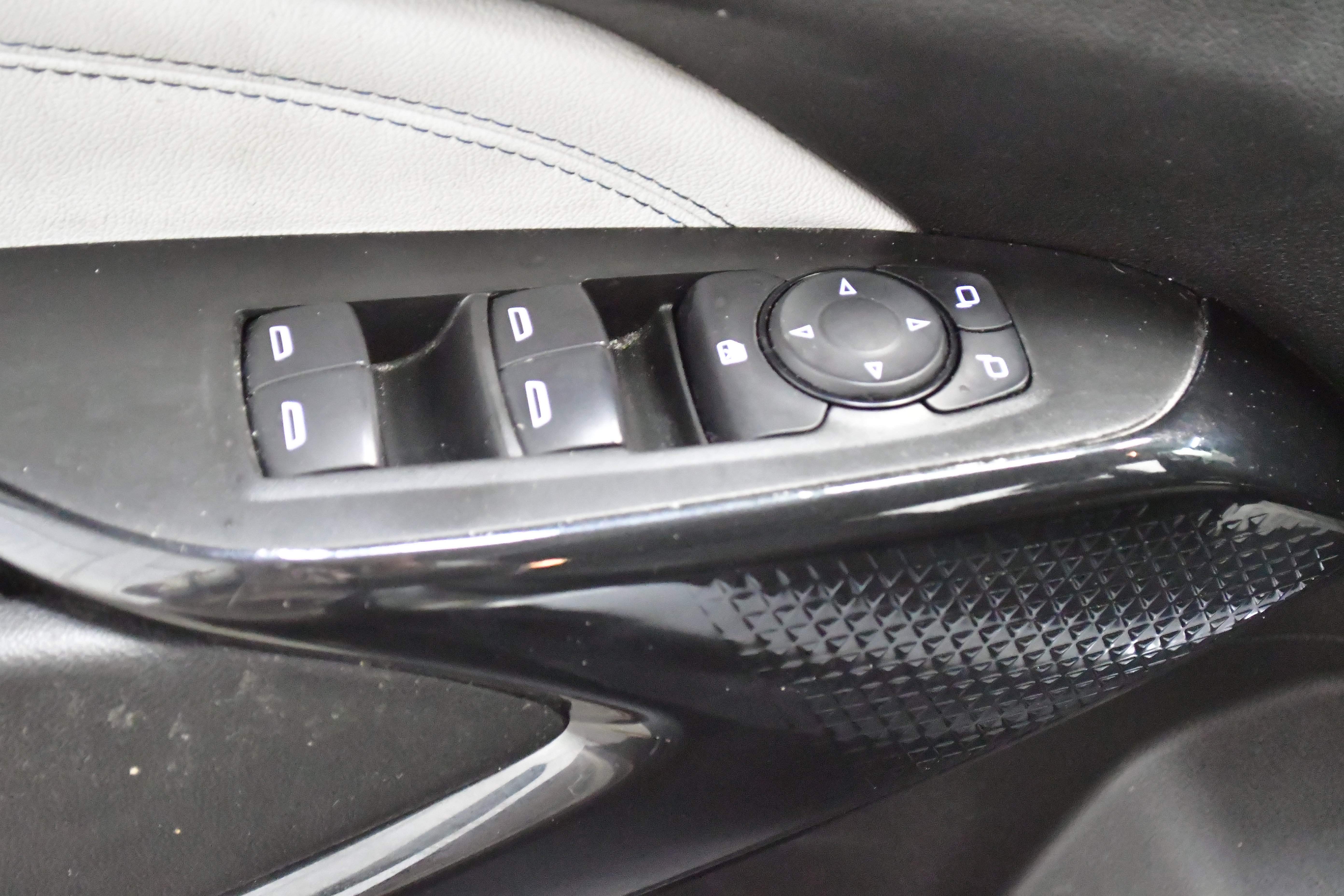Used 2025 Chevrolet Trax LT w/ LT Convenience Package FWD image 19