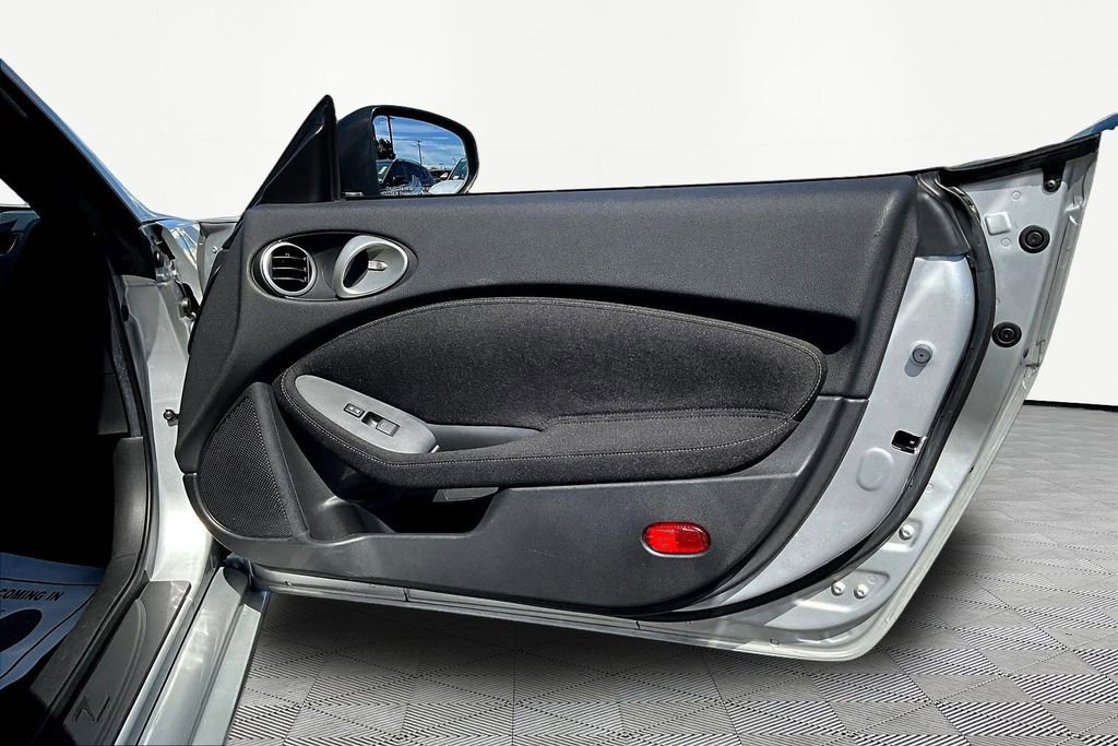 Used 2014 Nissan 370Z Coupe image 21