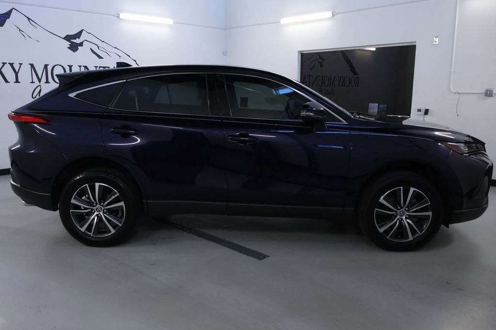 Used 2022 Toyota Venza LE AWD/4WD image 8