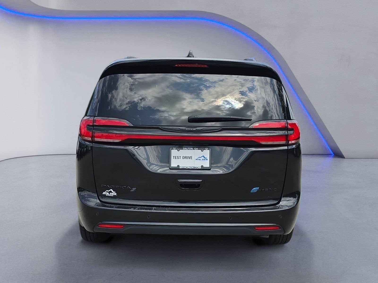 Used 2024 Chrysler Pacifica Premium FWD image 4