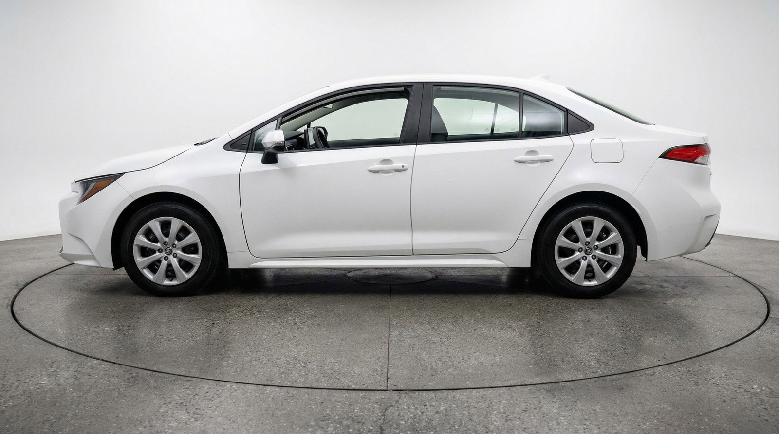 Used 2025 Toyota Corolla LE FWD image 5