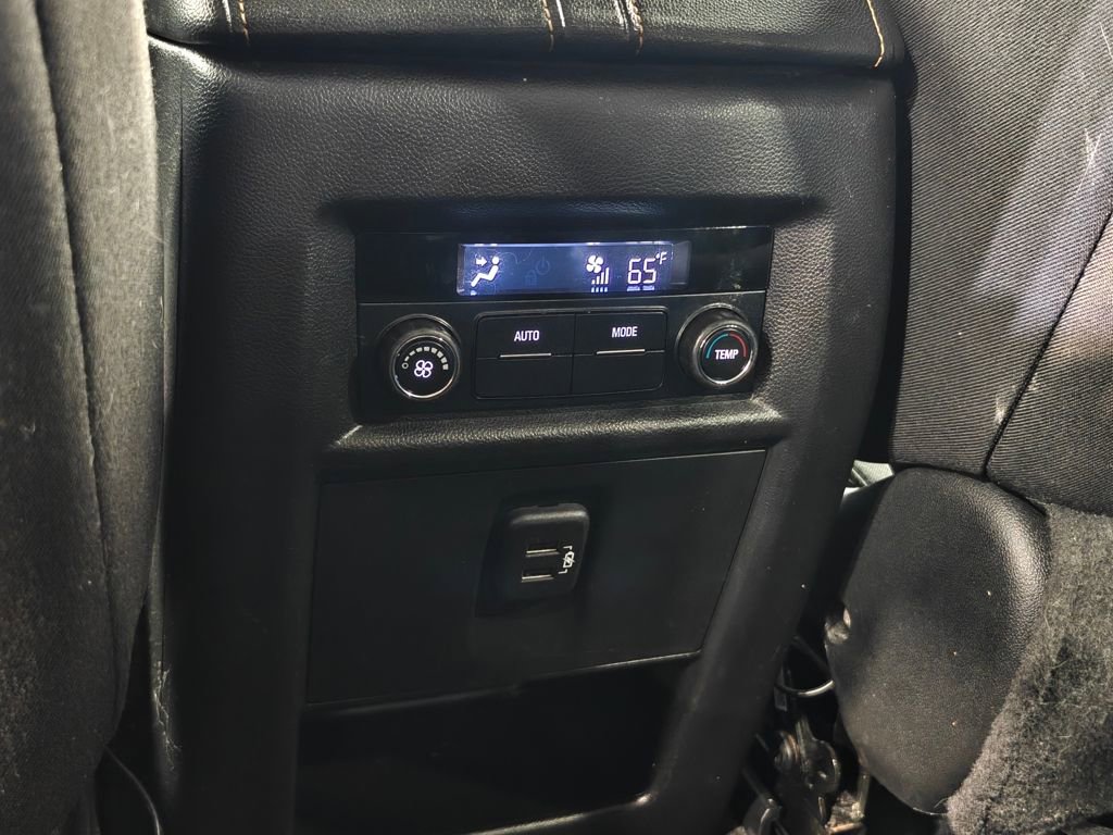 Used 2021 Chevrolet Traverse LT image 28