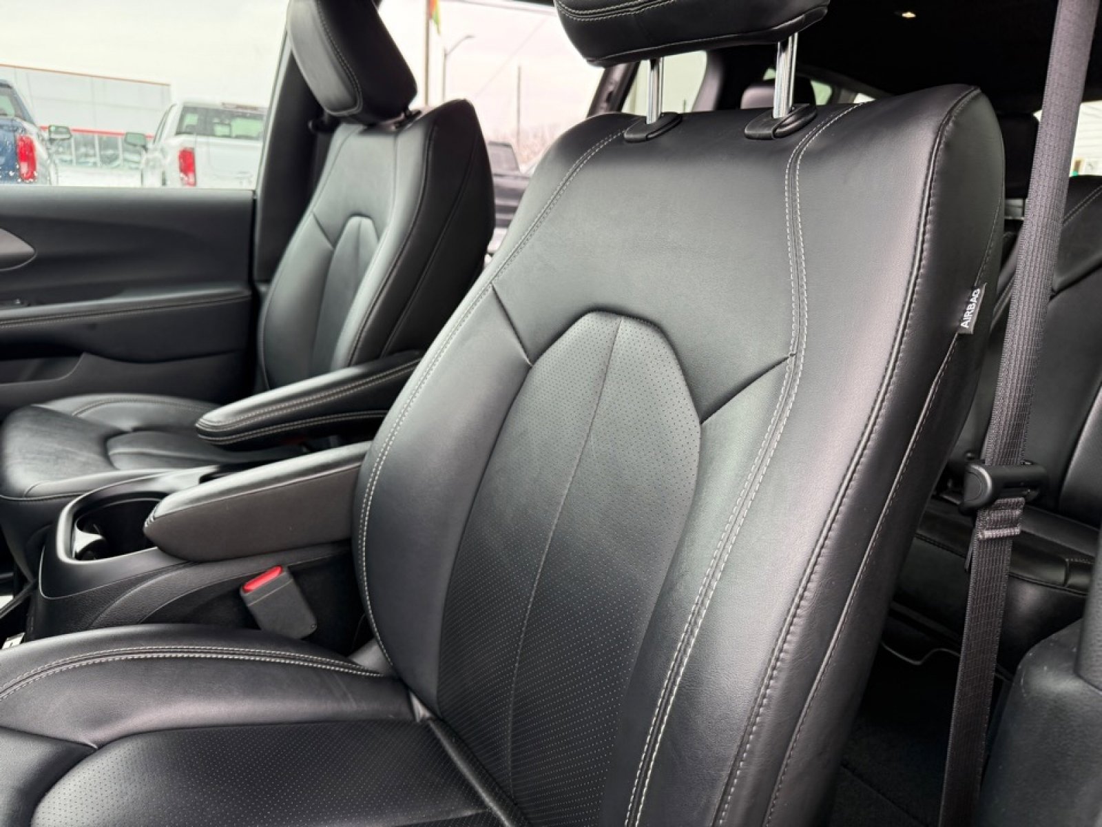 Used 2025 Chrysler Pacifica Select image 15